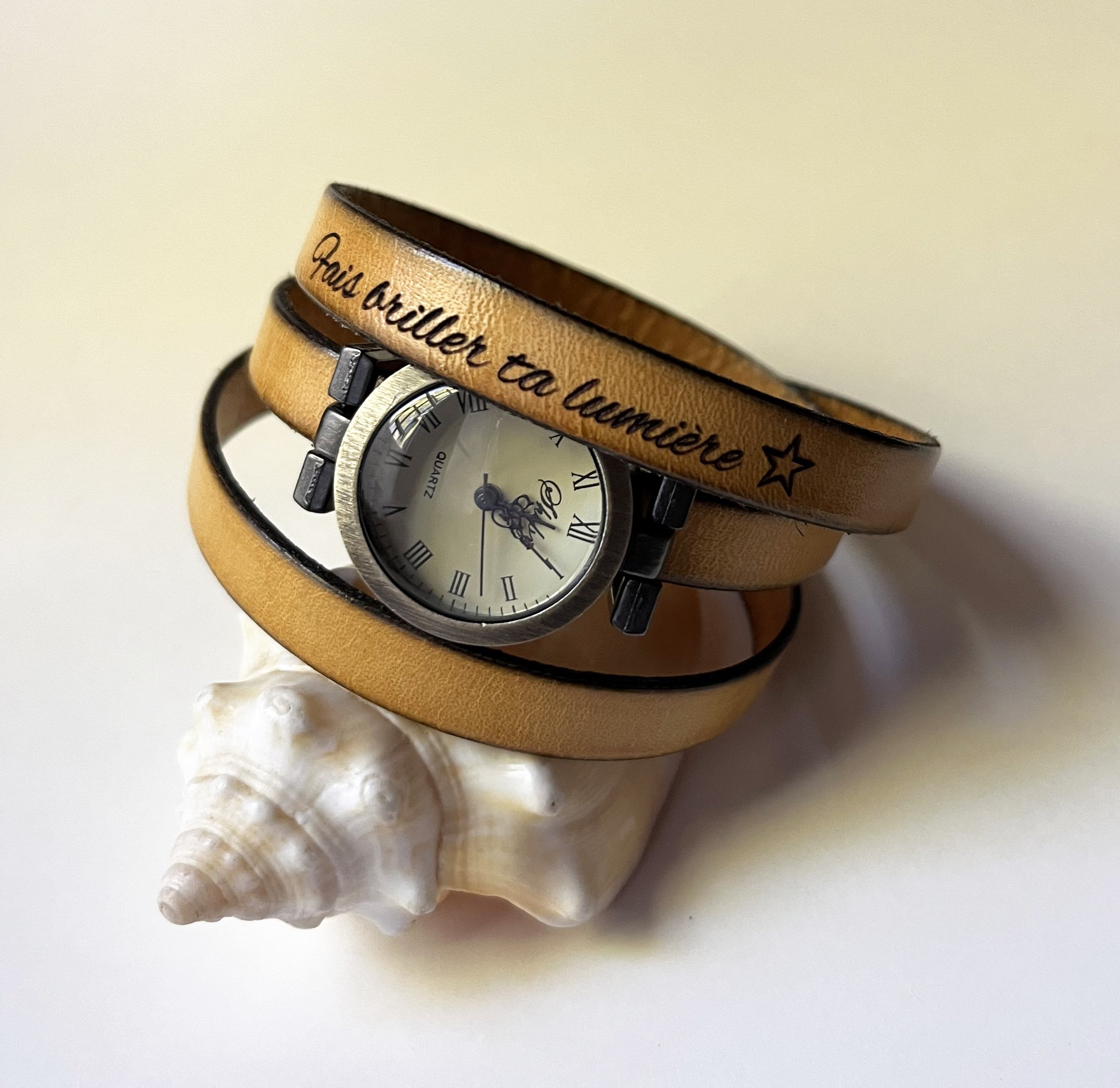 Montre bracelet triple tour personnalisable au cadran bronze 