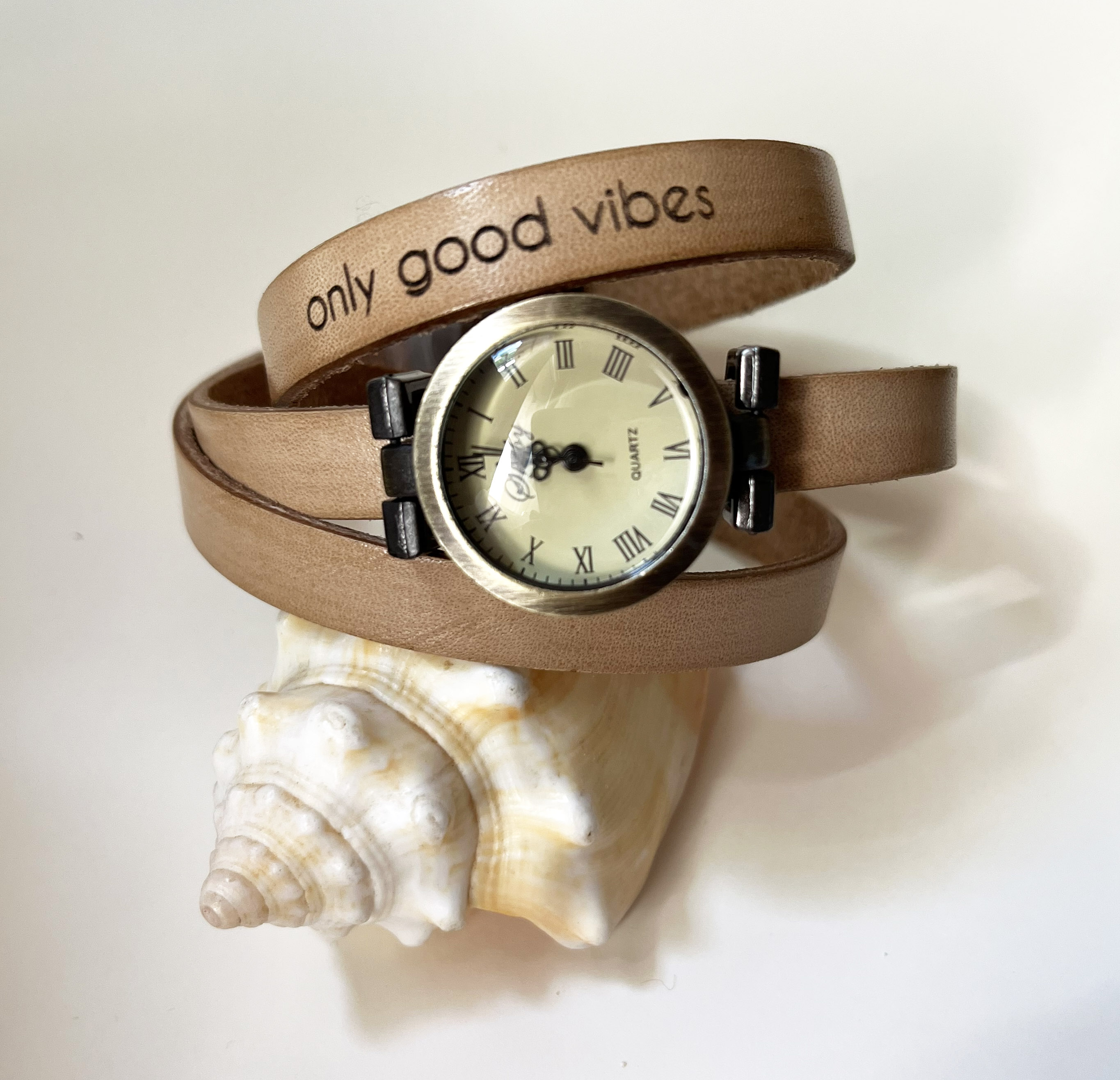Montre bracelet triple tour personnalisable au cadran bronze 