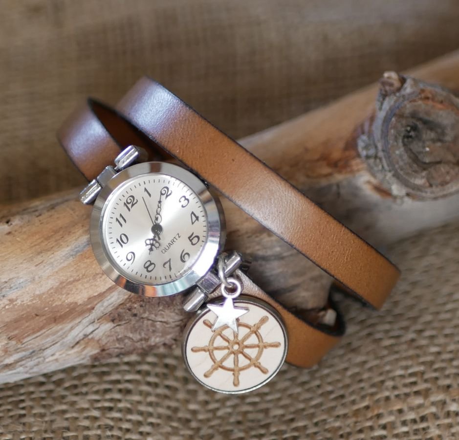 Montre cabochon en bois gravé au double bracelet cuir 