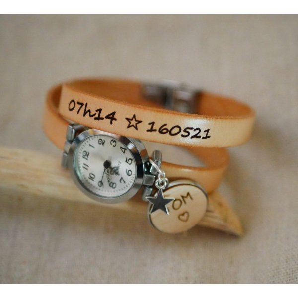 Montre cabochon en bois gravé au double bracelet cuir 