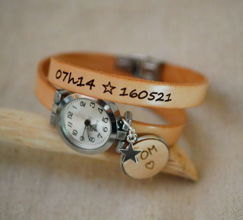 Montre cabochon en bois gravé au double bracelet cuir 