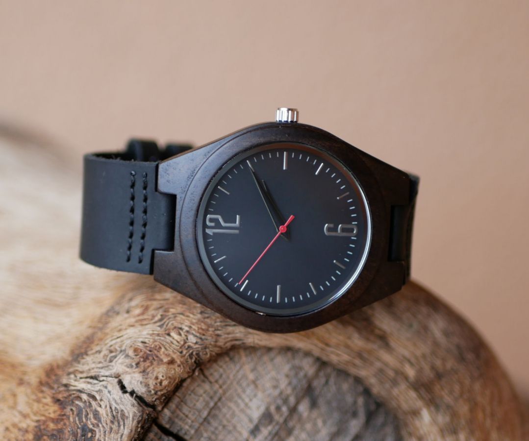 Montre cadran bois noyer sur cuir Noir à personnaliser