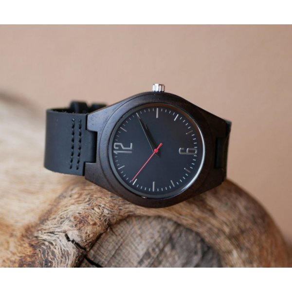 Montre cadran bois noyer sur cuir Noir à personnaliser