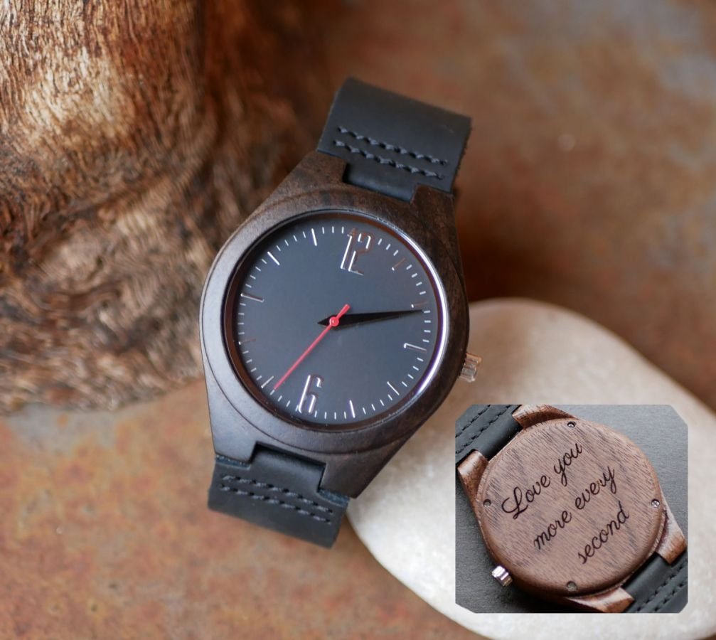 Montre cadran bois noyer sur cuir Noir à personnaliser