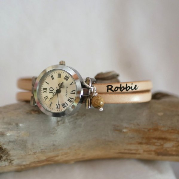 Montre femme en cuir bijou de cr&eacute;ateur personnalisable et color&eacute;e