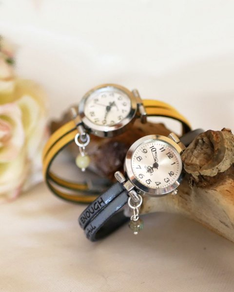 Montre femme en cuir bijou de cr&eacute;ateur personnalisable et color&eacute;e