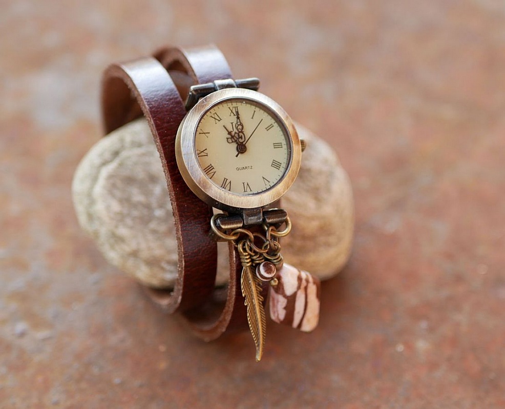 Montre à quartz Michael Kors Emery avec cadran argenté et bracelet en cuir rouge pour femme