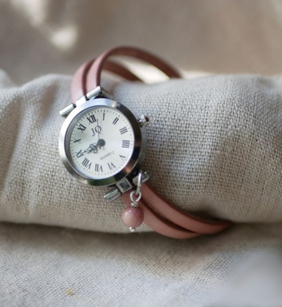 Montre femme en cuir bijou de cr&eacute;ateur personnalisable et color&eacute;e