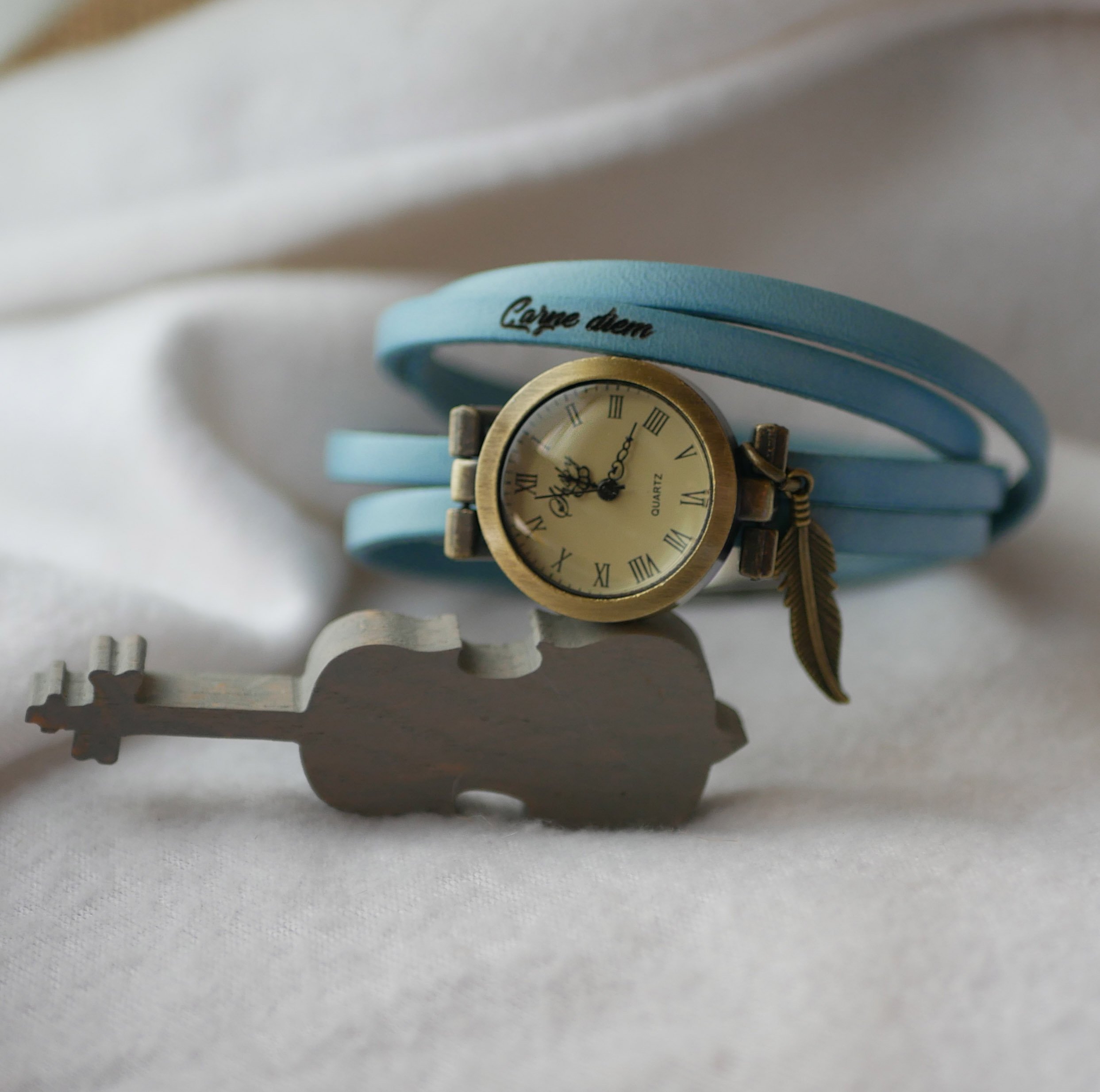 Montre femme ou fille au bracelet multi tours en cuir au choix