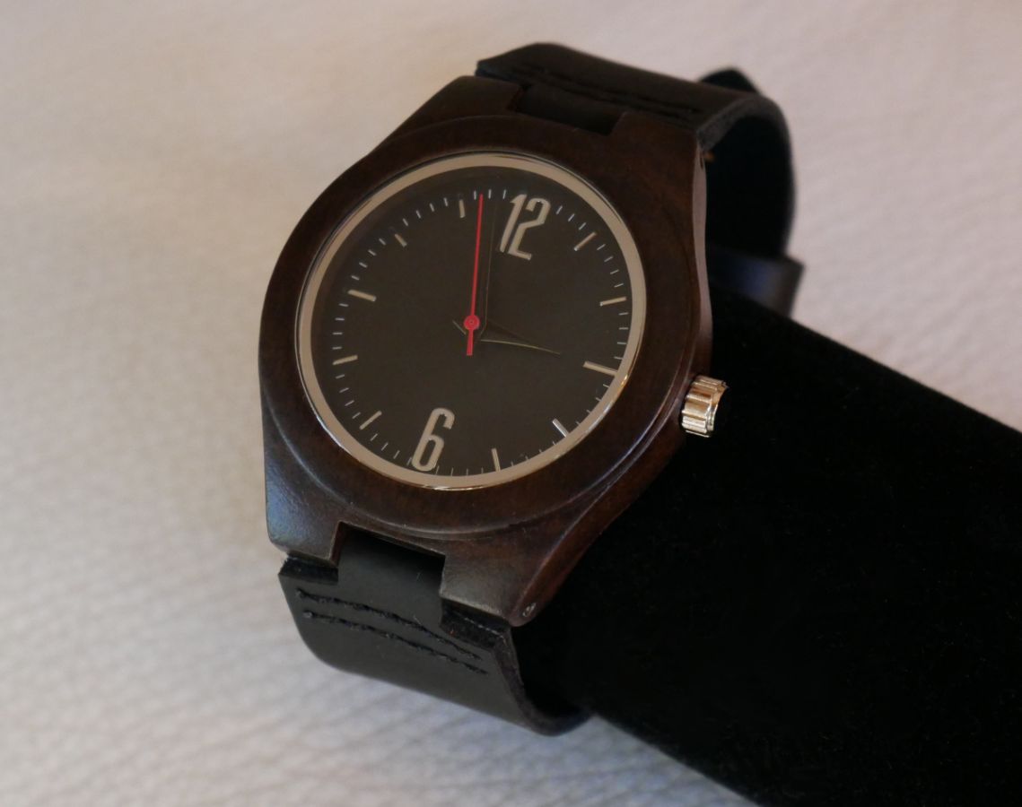 Montre petit cadran bois personnalisable sur cuir Noir 