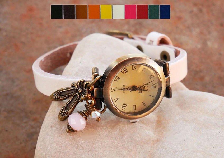 Montre fille bracelet cuir avec breloque chaussons de danse.