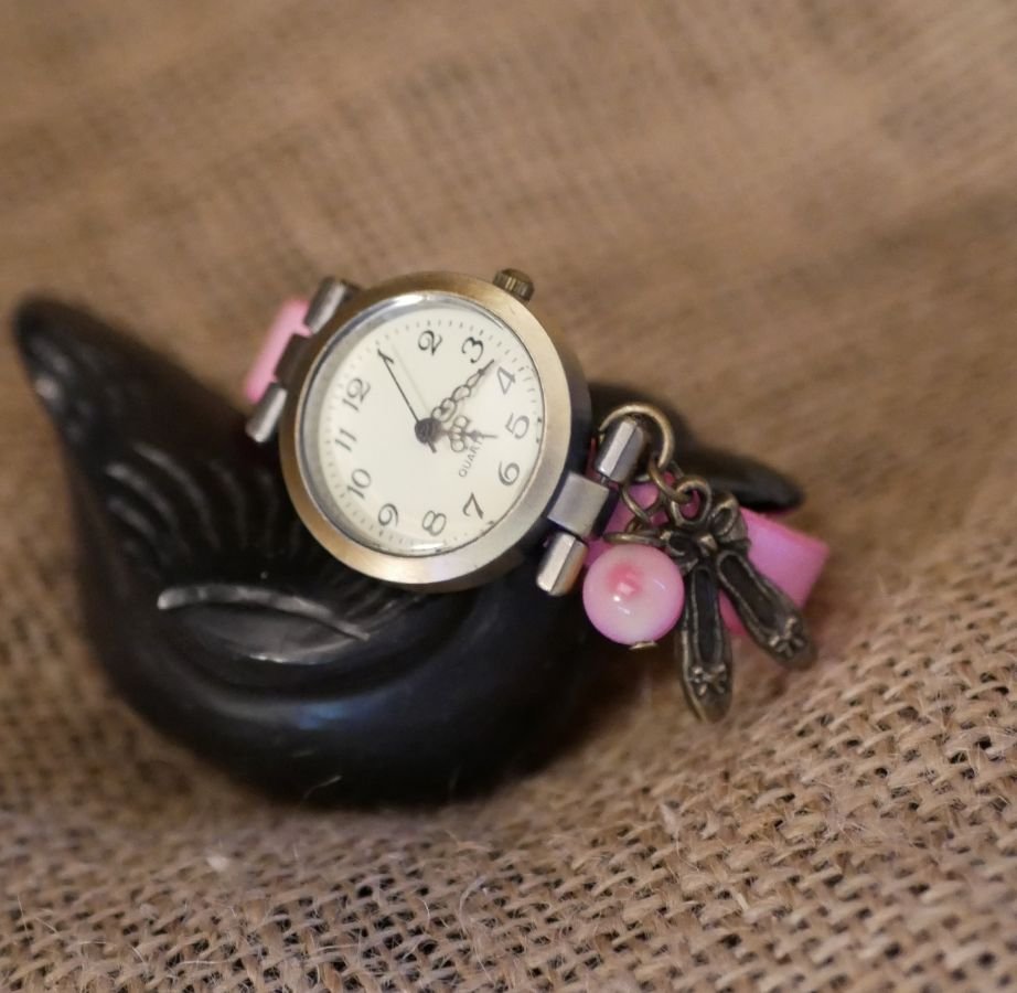 Montre fille cuir rose et breloque au bracelet ajustable