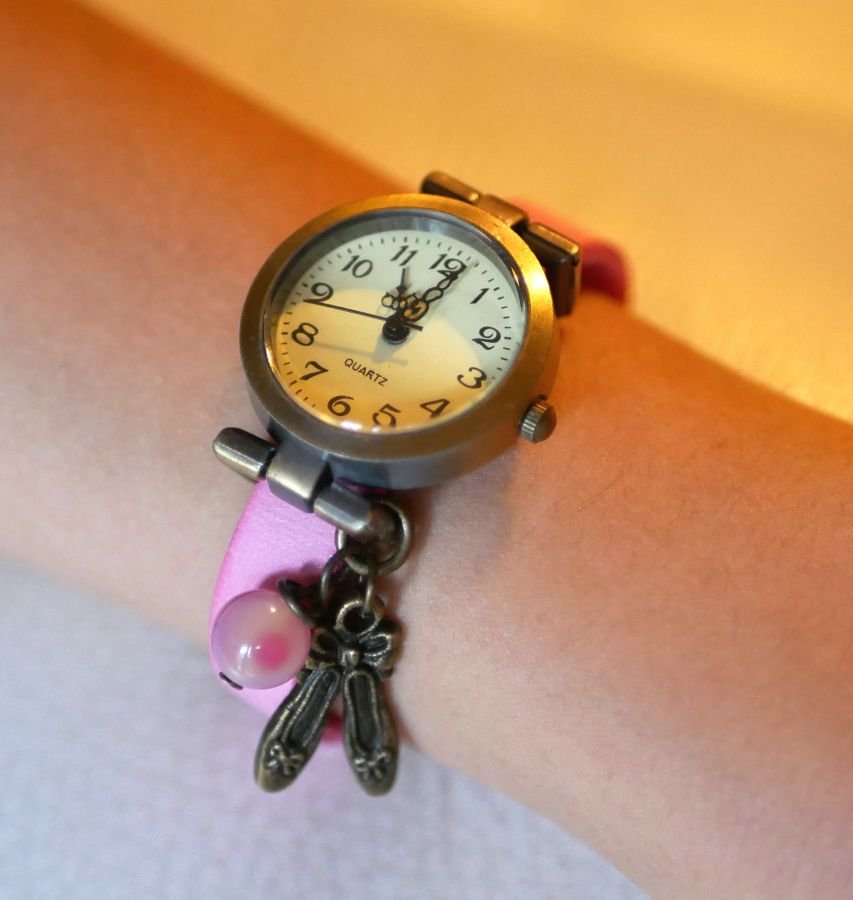 Montre fille cuir rose et breloque au bracelet ajustable