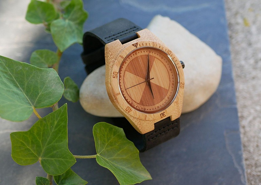 Montre homme bambou grav&eacute; sur bracelet cuir Noir &agrave; personnaliser