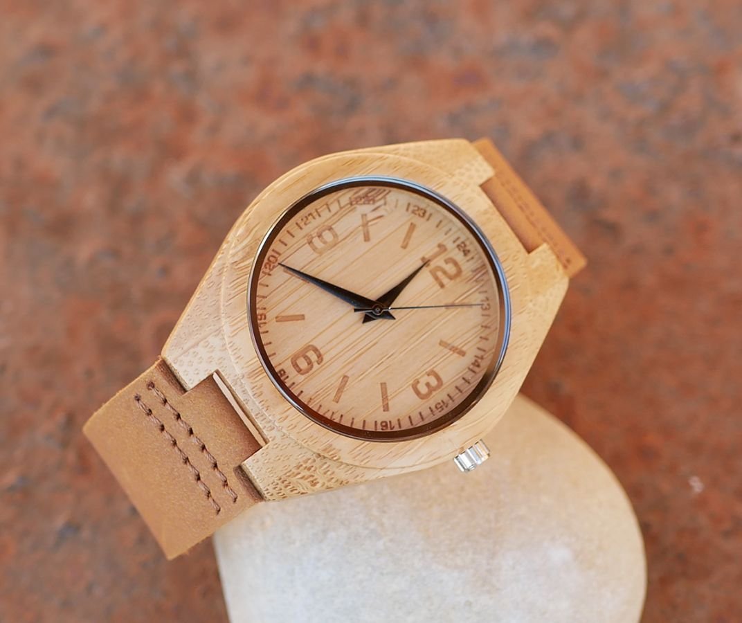 Montre homme bois clair chiffres gravés à personnaliser