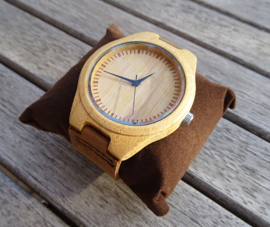 Montre homme bois clair sur bracelet cuir à personnaliser