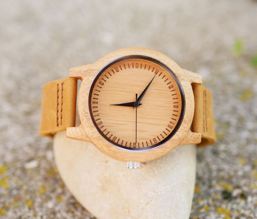 Montre homme bois clair sur bracelet cuir à personnaliser