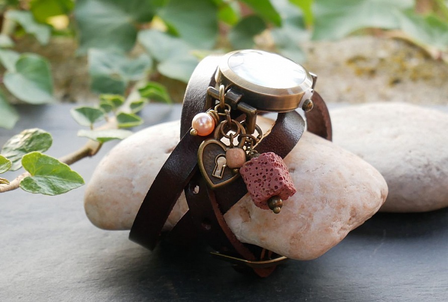 Montre avec Pierre de lave carr&eacute;e diffuseur bracelet cuir