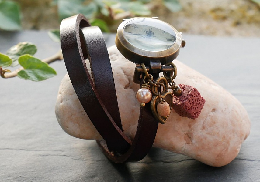 Montre avec Pierre de lave carr&eacute;e diffuseur bracelet cuir