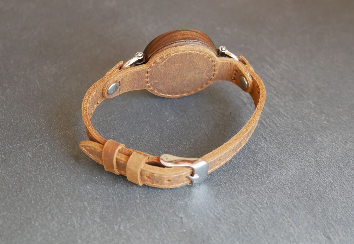 Montre ronde en bois pour femme bracelet fin cuir marron