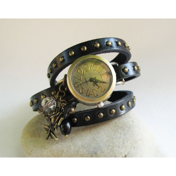Montre bracelet cuir noir cloutés décor Rose et perles