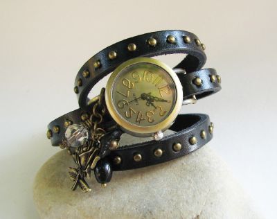 Montre bracelet cuir noir cloutés décor Rose et perles