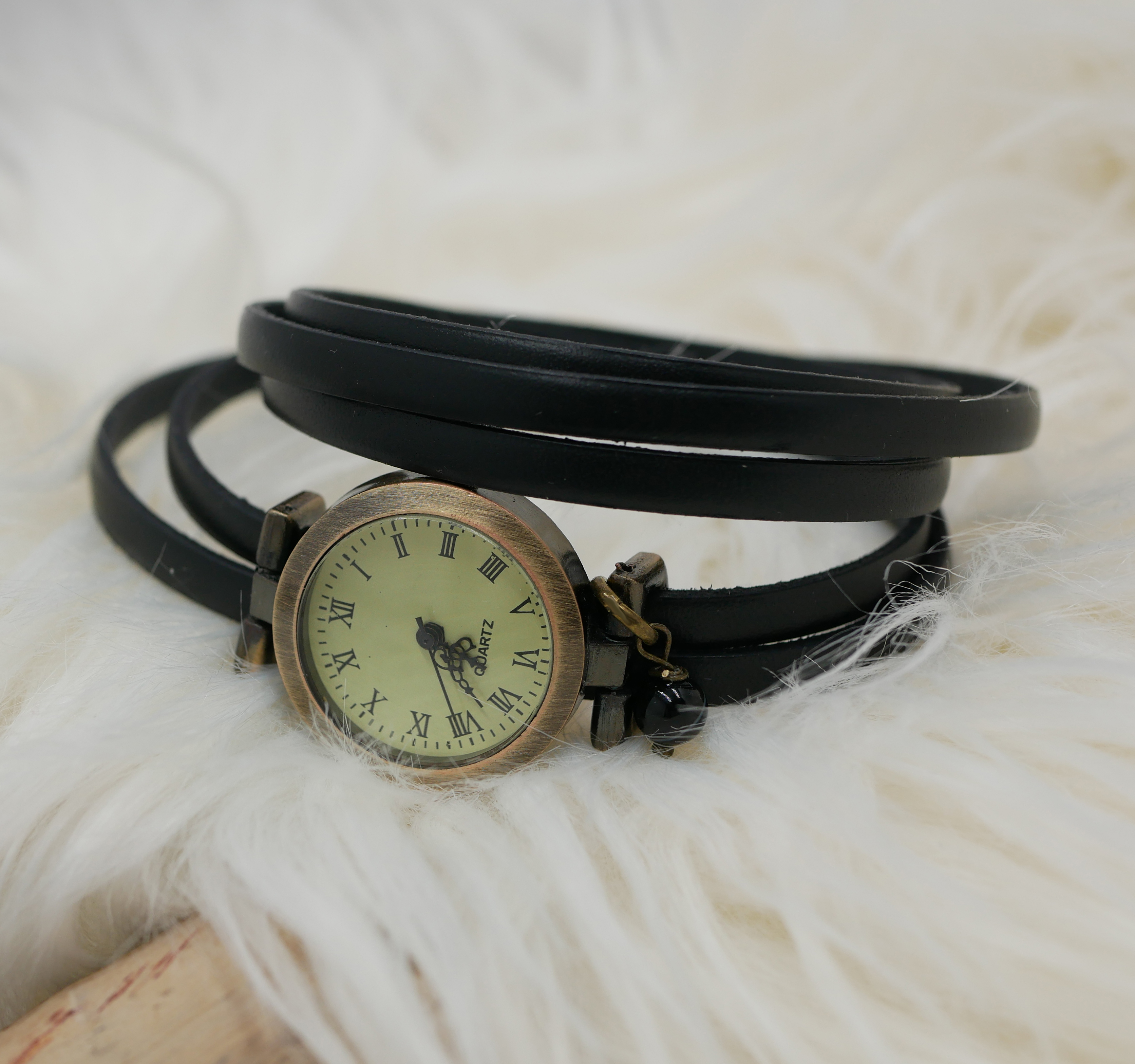 Montre vintage bracelet multi tours en cuir fermoir ajustable