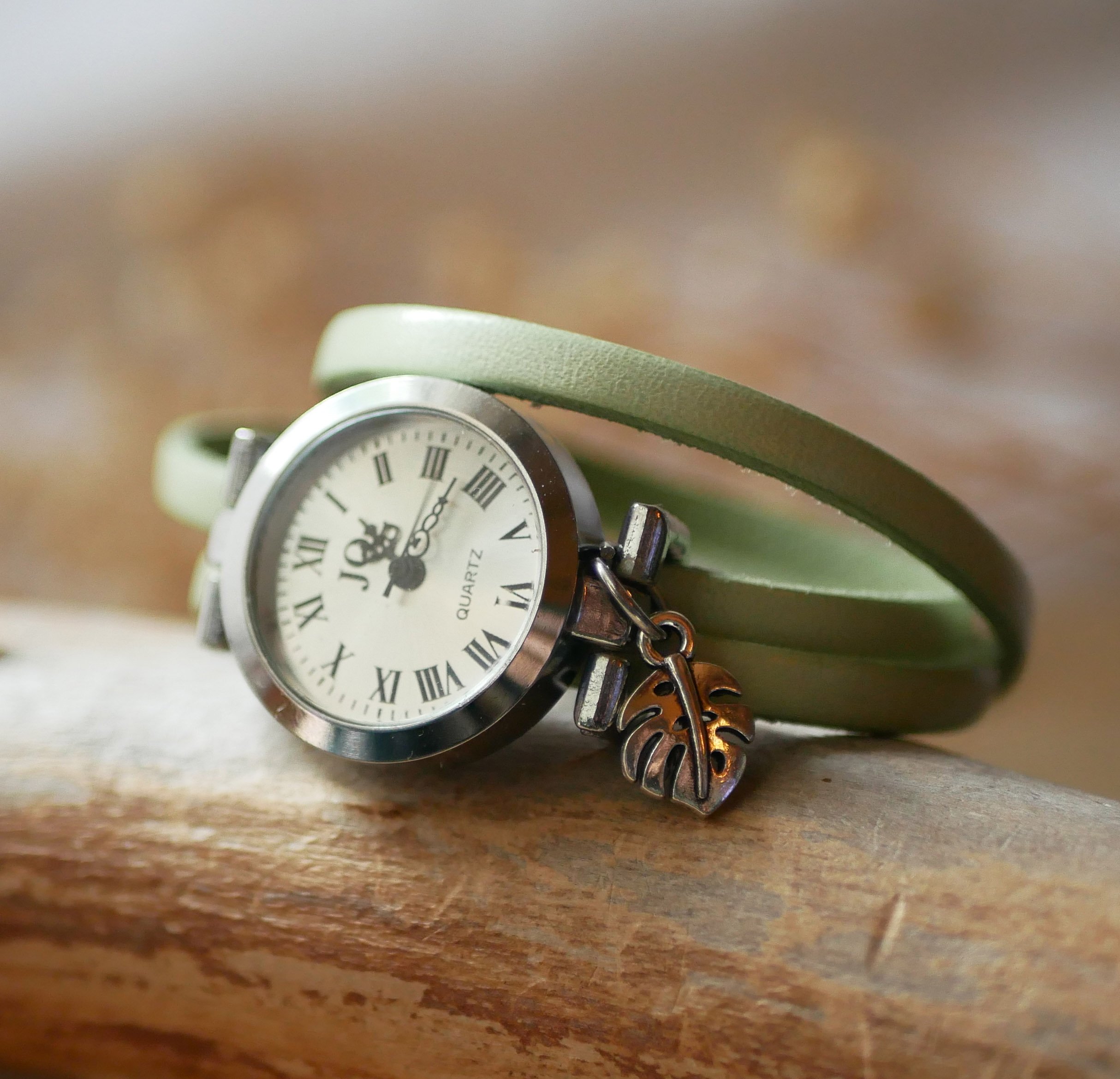 Montre &agrave; personnaliser au bracelet cuir 3 tours cuir cadran argent&eacute; avec pendentif 