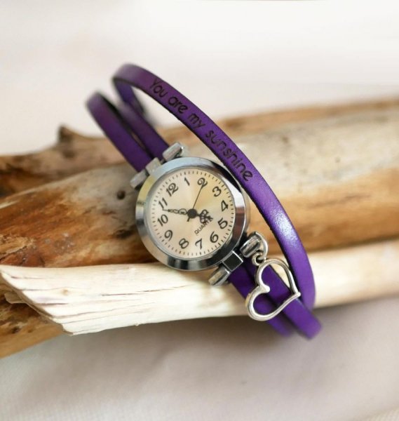 Montre à personnaliser au bracelet cuir 3 tours cuir cadran argenté avec pendentif 