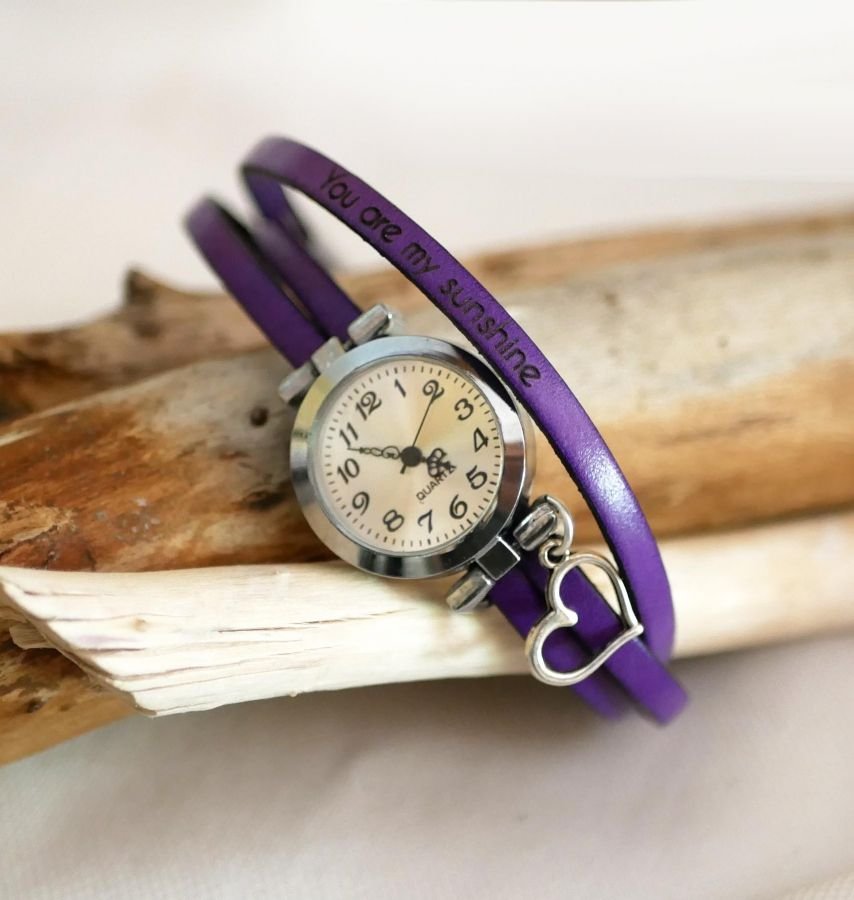 Montre à personnaliser au bracelet cuir 3 tours cuir cadran argenté avec pendentif 