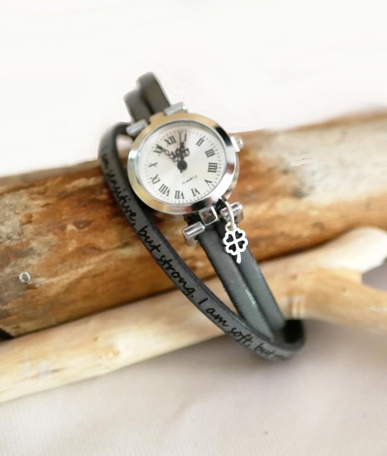 Montre à personnaliser au bracelet cuir 3 tours cuir cadran argenté avec pendentif 