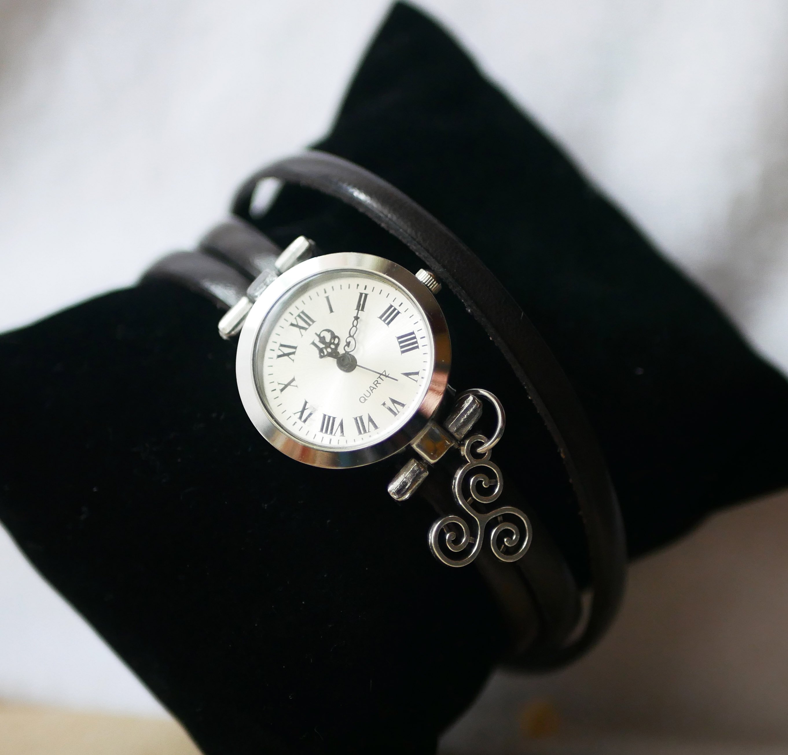 Montre &agrave; personnaliser au bracelet cuir 3 tours cuir cadran argent&eacute; avec pendentif 