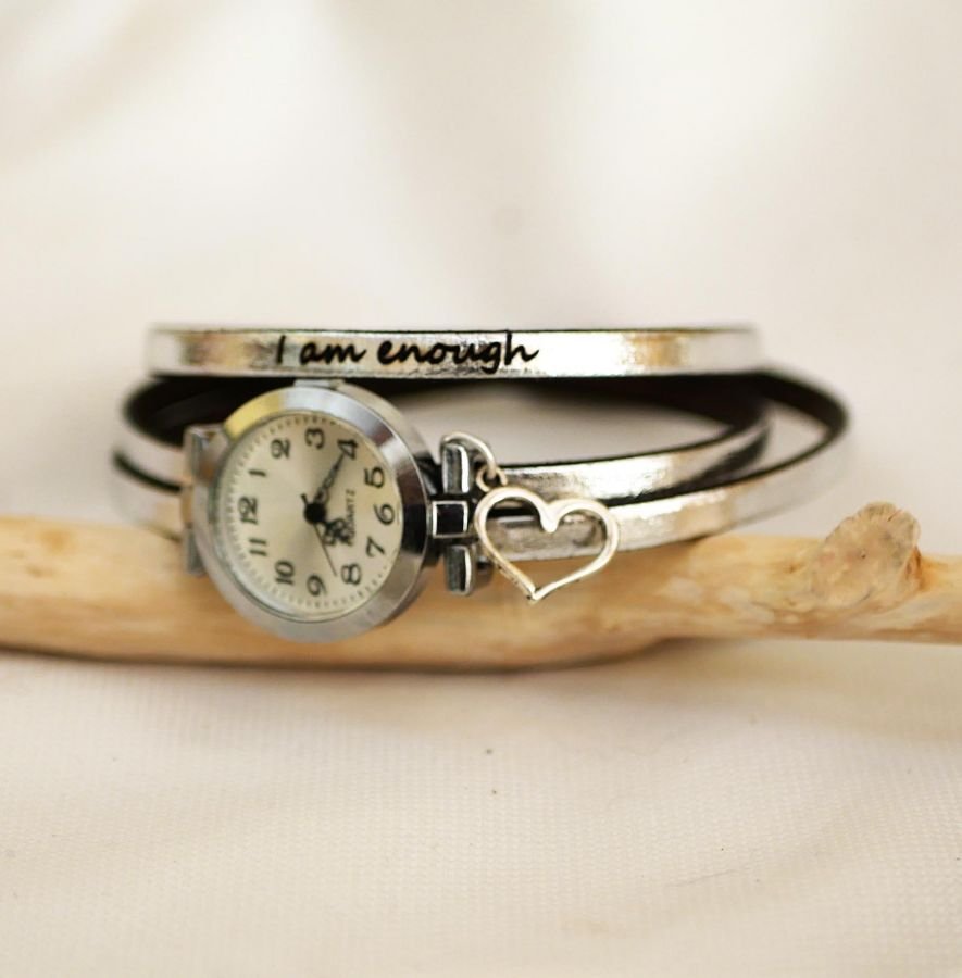 Montre à personnaliser au bracelet cuir 3 tours cuir cadran argenté avec pendentif 