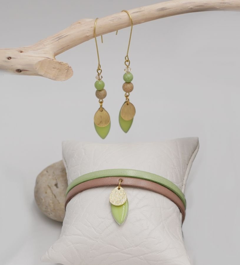 Parure boucles d'oreilles et bracelet cuir aux sequins vert amande