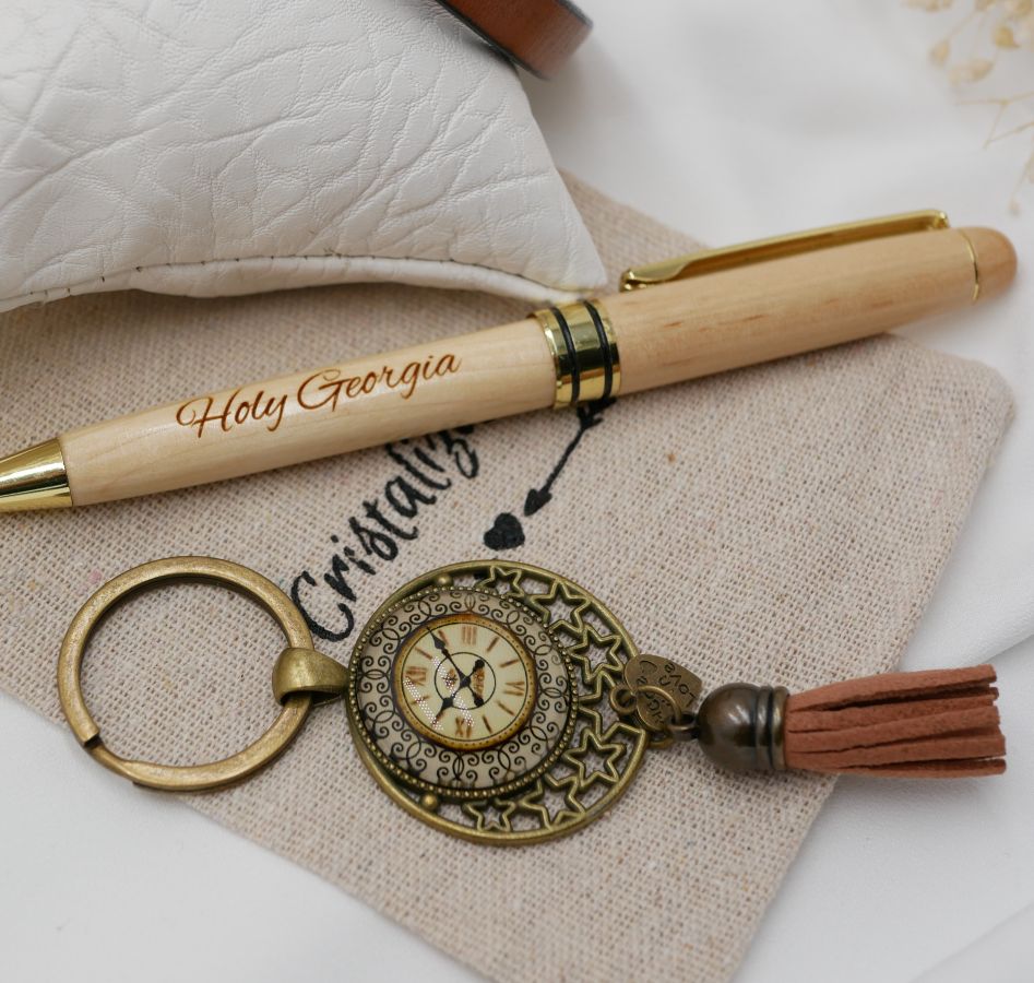 Pochette cadeau femme avec stylo en bois gravé+ bracelet cuir personnalisable + porte clé 