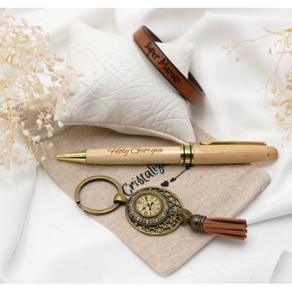 Pochette cadeau femme avec stylo en bois gravé+ bracelet cuir personnalisable + porte clé 