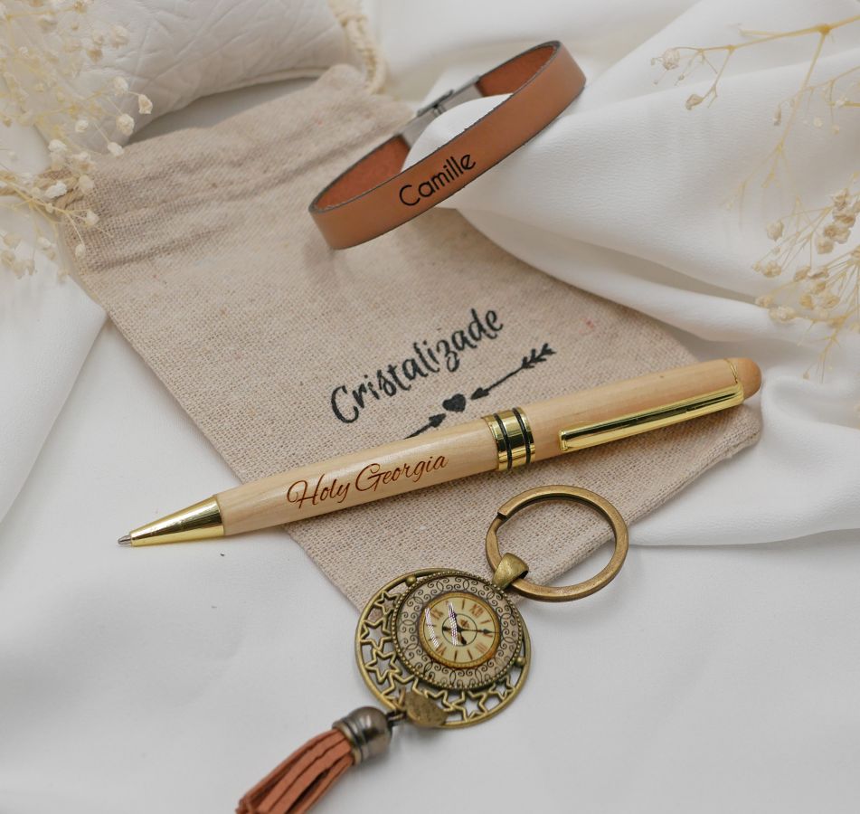 Pochette cadeau femme avec stylo en bois gravé+ bracelet cuir personnalisable + porte clé 