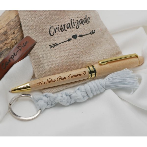 Pochette cadeau Stylo en bois gravé+ bracelet cuir personnalisable + porte clé en macramé