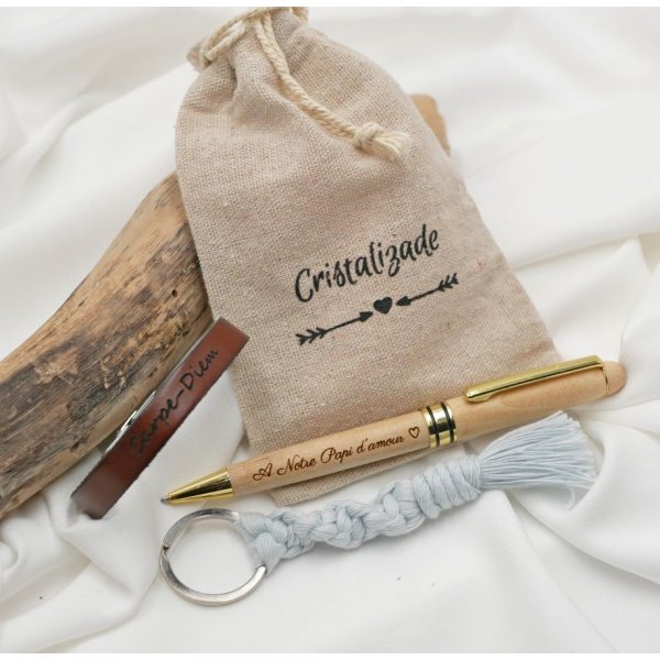 Pochette cadeau Stylo en bois gravé+ bracelet cuir personnalisable + porte clé en macramé