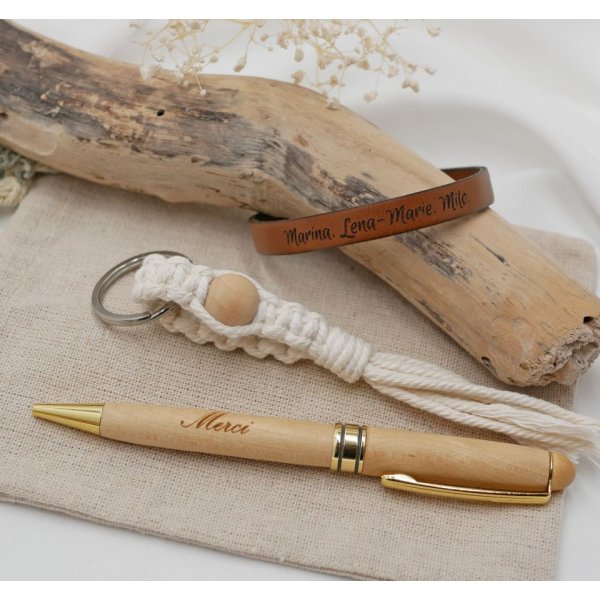 Pochette cadeau Stylo en bois gravé+ bracelet cuir personnalisable + porte clé en macramé