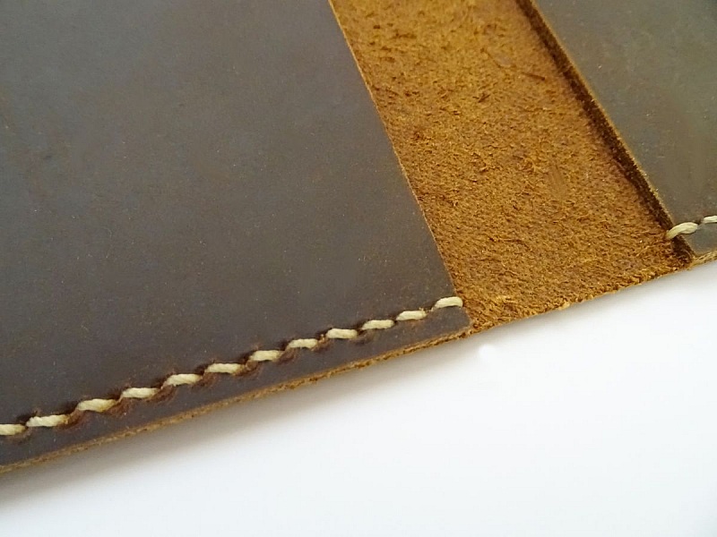 Porte-cartes en cuir &eacute;pais Marron grav&eacute;