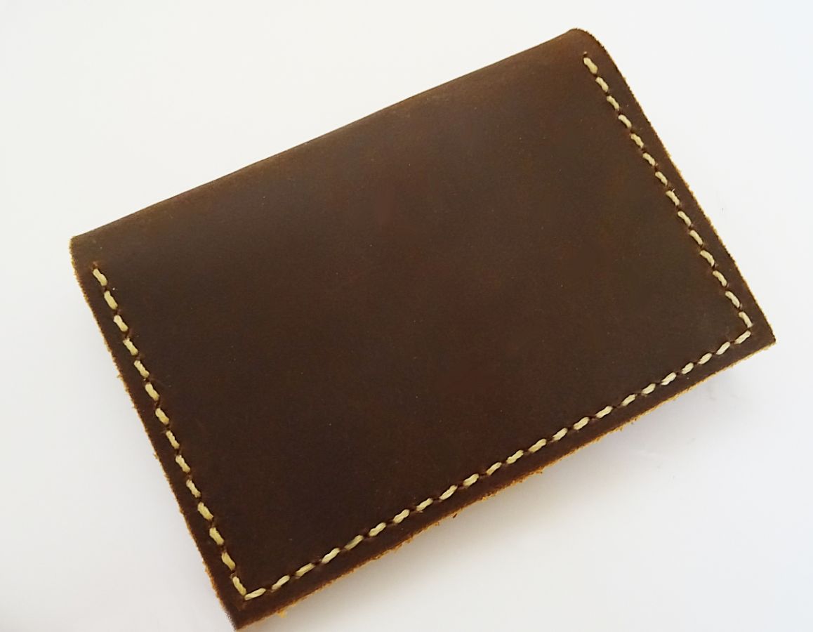 Porte-cartes en cuir épais Marron gravé