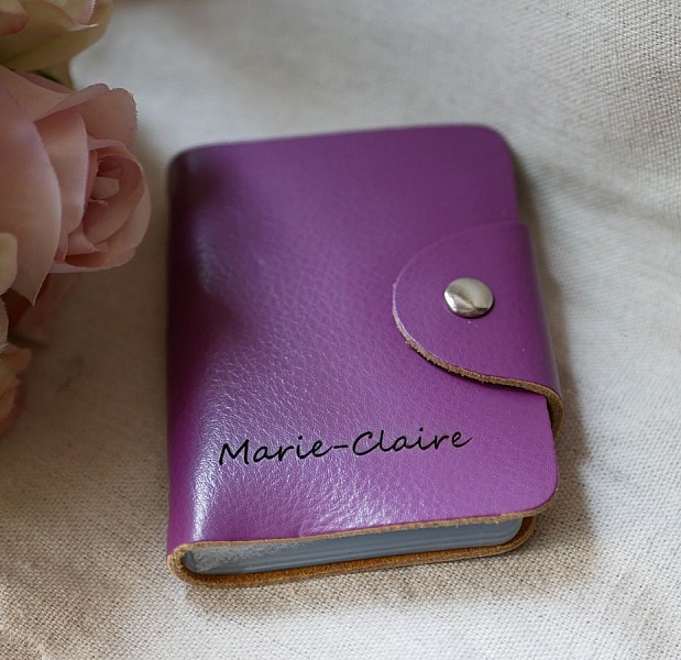 Porte-cartes en cuir Violet &agrave; personnaliser par gravure