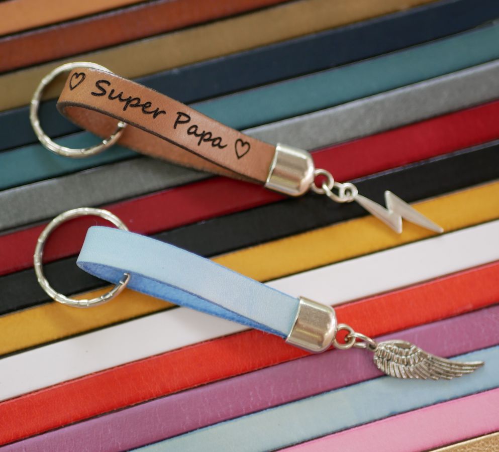 Porte-clefs en cuir à personnaliser par gravure avec pendentif au choix