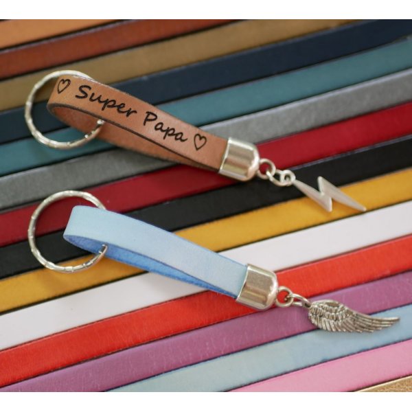 Porte-clefs en cuir à personnaliser par gravure avec pendentif au choix