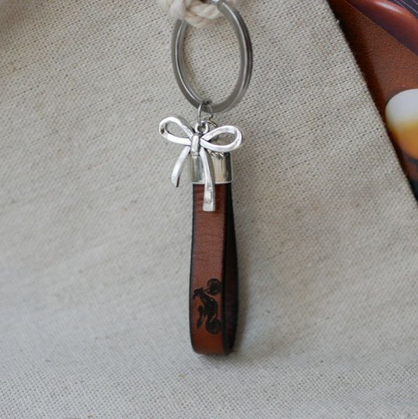 Porte-clefs en cuir à personnaliser par gravure décoré d'un noeud papillon