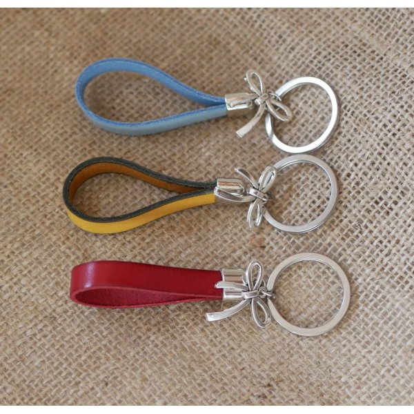 Porte-clefs en cuir à personnaliser par gravure décoré d'un noeud papillon