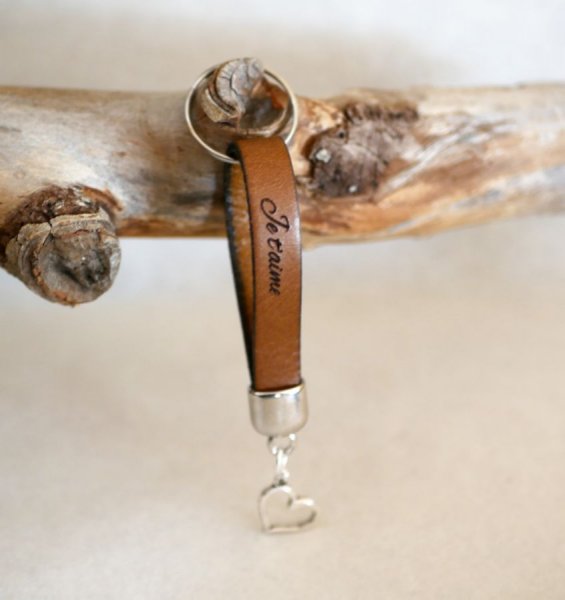 Porte-clefs en cuir à personnaliser par gravure avec pendentif au choix