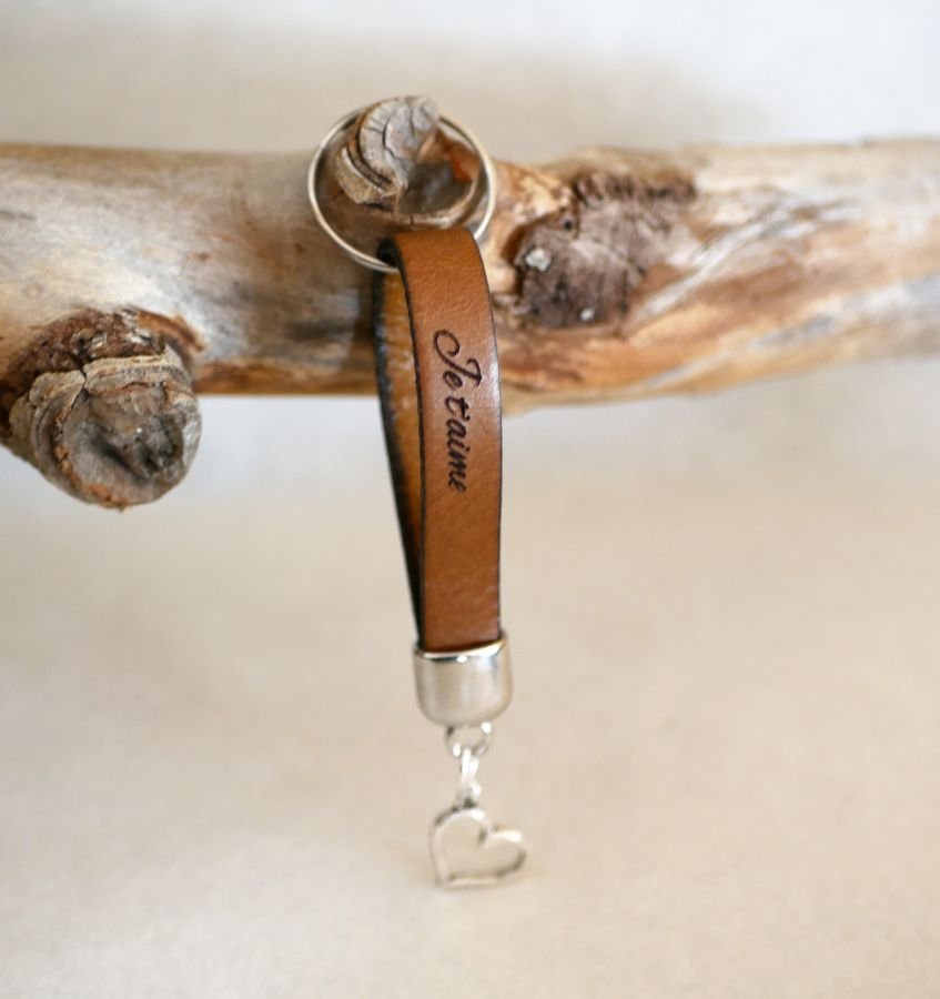 Porte-clefs en cuir à personnaliser par gravure avec pendentif au choix