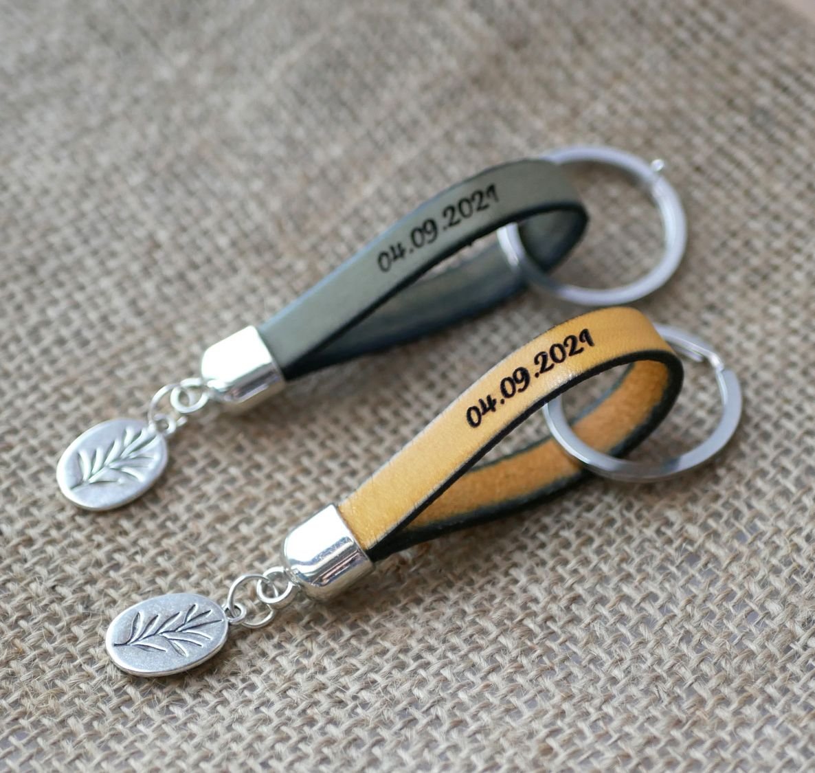 Porte-clefs en cuir à personnaliser par gravure avec pendentif au choix